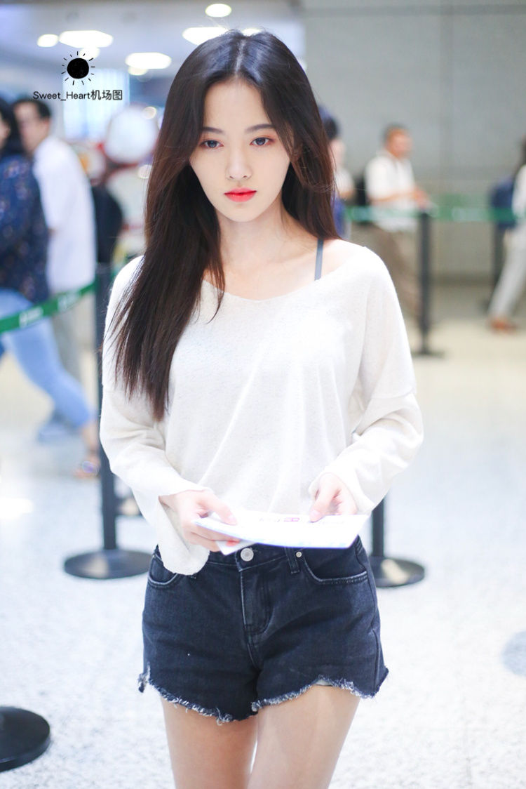 鞠婧祎机场粉丝私拍，黑色短裤显得美腿特别白皙 鞋子不热吗?