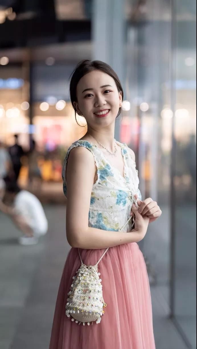 街拍：不凡之美，美丽甜美的小姐姐，美永远是不朽的话题！