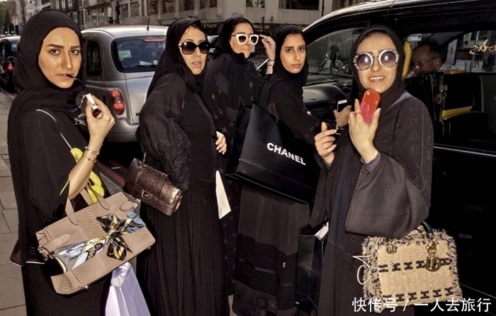  女人■世界上最无奈的女人名包名表随便买，却只能穿一种衣服