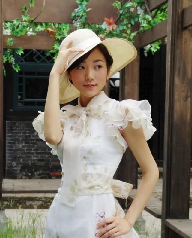 韩雪的拍照姿势，第一张端庄大方，最后一张是梦中的女神