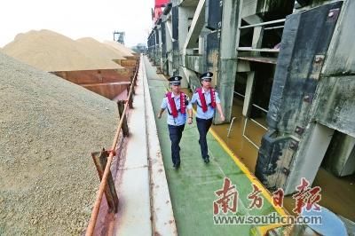  #从肇庆新港#163万吨供港砂石“零等待”通关