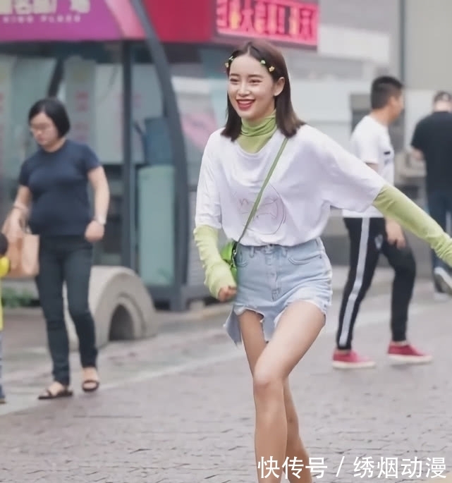  飞奔■见到男友飞奔的小姐姐，无意间带火了一款“抹布裤”，贼有个性！