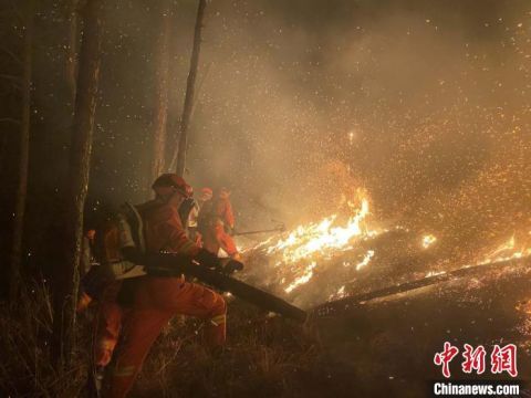  『迪庆』云南迪庆森林火灾仍在持续 310人紧急增援