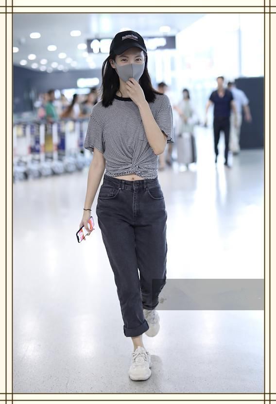 金晨不过在T恤上打了个结，不仅小蛮腰出来了，连腿都长一大截！