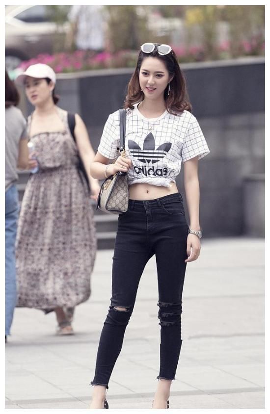 街拍：在阳光的照耀下，小姐姐的美腿是那么的吸睛