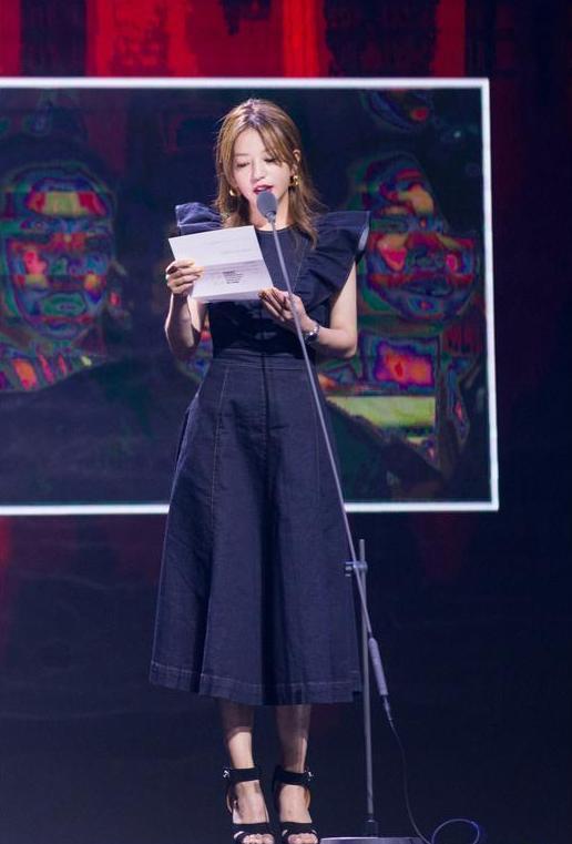 赵薇为了美, 剪掉一半裙摆来秀腿, 网友: 真想把另一半也给剪掉