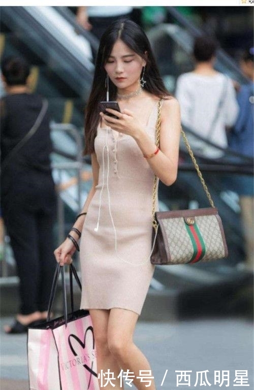  #美女#优雅时尚的街拍：知性大方的美女，散发迷人魅力！