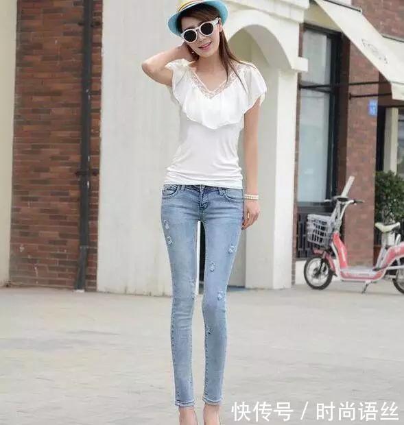 美丽优雅的美女穿着紧身牛仔裤，秀出女性婀娜多姿不一样的美！