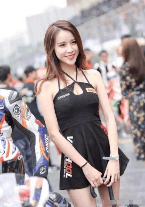 紧身打底裤小姐姐，展现腿部迷人曲线，散发优雅婀娜的气质！