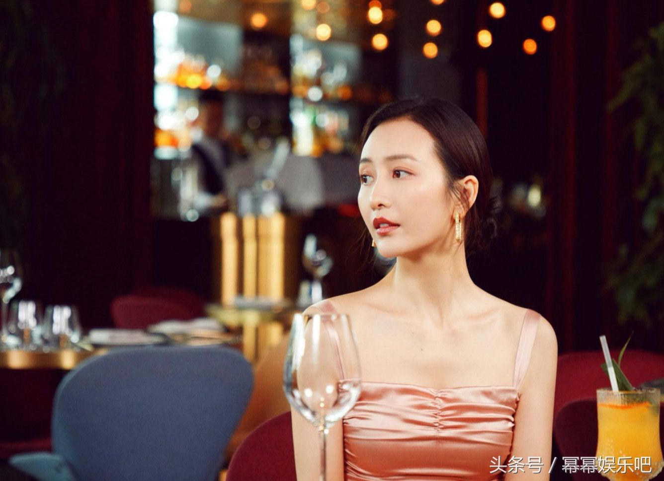 王鸥身穿香槟色连衣裙，撞衫迪丽热巴、张雪迎，三位女神谁更美?