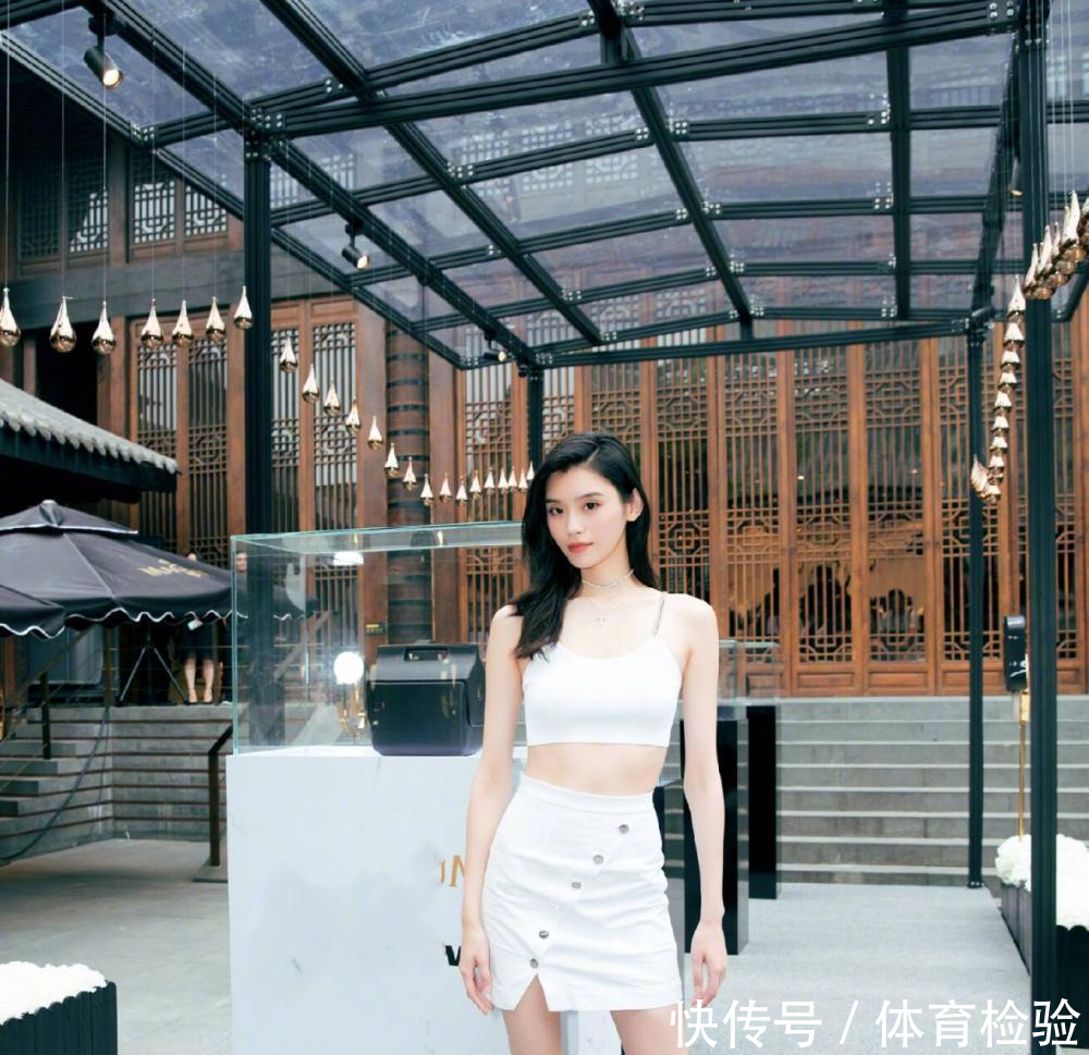 奚梦瑶成都现身, 满眼都是美颈、细腰、大长腿!