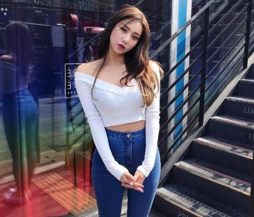 身材丰盈的紧身牛仔裤美女,线条轮廓特别养眼,非常显气质!