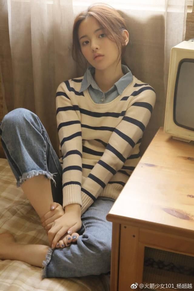 杨超越晒美照：穿校服清纯无敌 双丸子头俏皮可爱