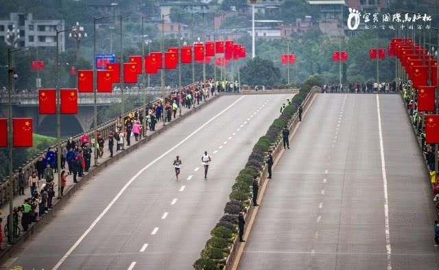 奔跑酒都：宜宾马拉松精英赛大受好评 三万跑者相约明年跨越三江