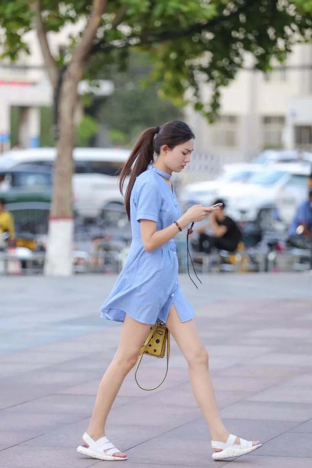 清纯小姐姐身穿蓝色连衣裙，大秀一双迷人的筷子腿十分行，吸睛无