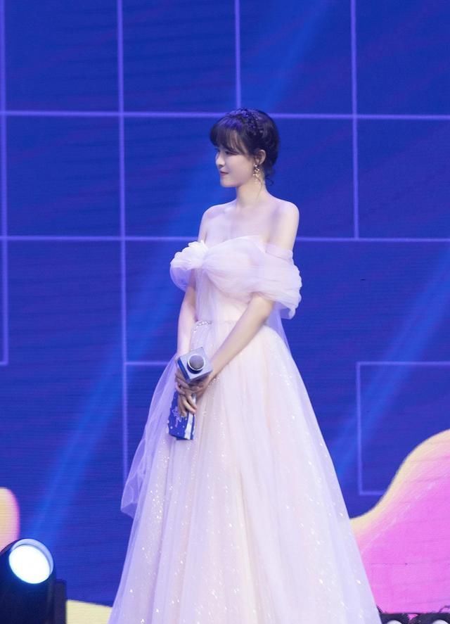  [连衣裙的时]李艾当妈后气质更甜美，薄纱露肩连衣裙亮相，编发发型时尚洋气