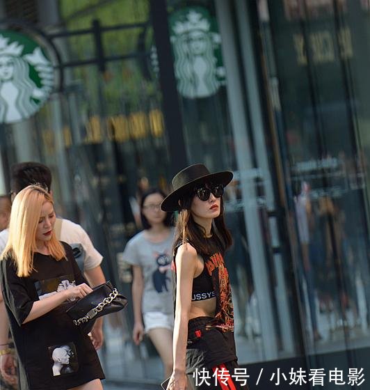 路人街拍,小姐姐长相靓丽五官大气而优雅,穿着清凉,如浴春风