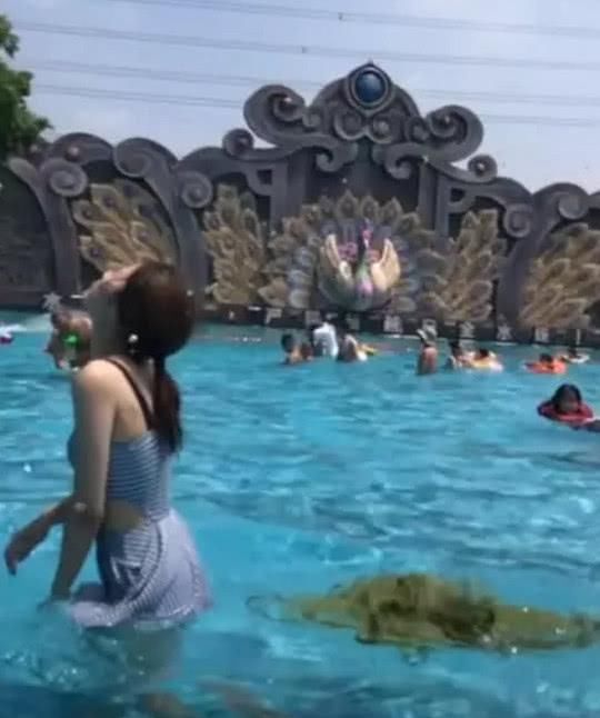 美女抖音水中甩头发，用力过猛把这个“东西”甩掉啦，当场脸红！