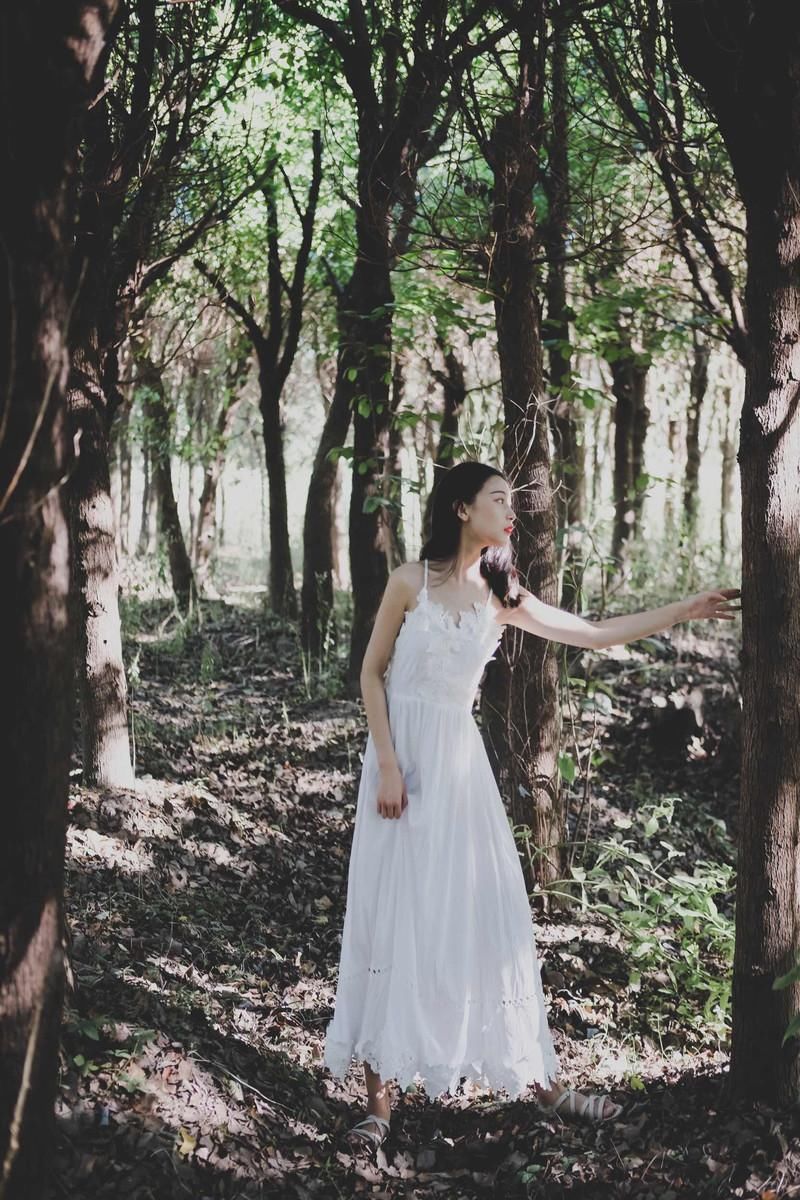 性感美女吊带露背裙诱人写真图片