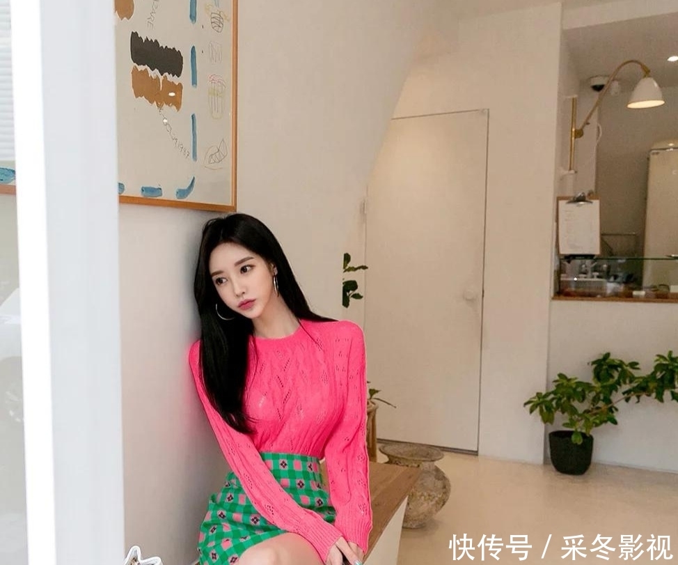 小姐姐:粉红羊毛衫,绚丽方格短裙,时尚小姐姐,甜美文静