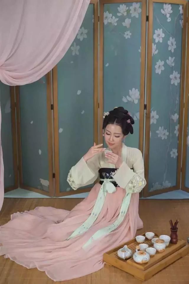 爱喝茶的女人,素颜也比别人好看!