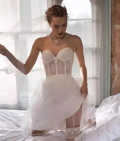 假如能变身 你希望平胸时髦还是丰腴性感？