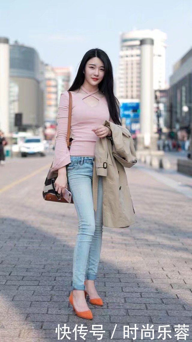街拍：小姐姐美出新高度，牛仔裤展示腰身美好曲线