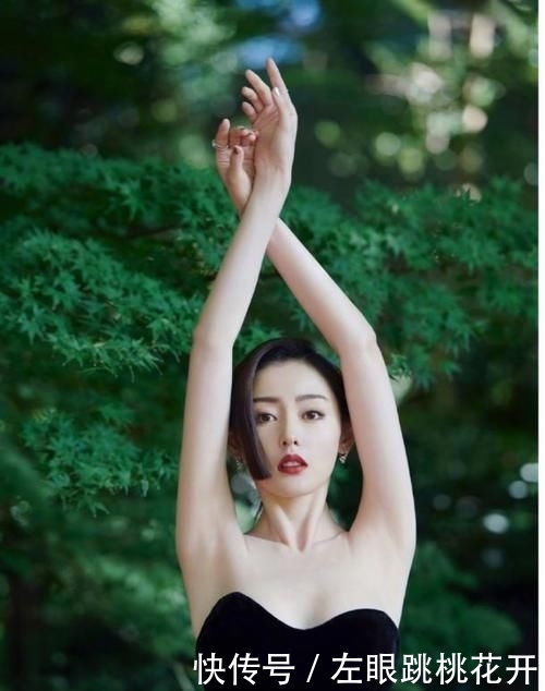 [ 看上去愈加]黑色抹胸连衣裙性感优雅，超有女人味，张天爱这身材女星里罕见