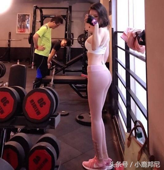 女神身材的打底裤美女,腿型更加秀气,耐人寻味!