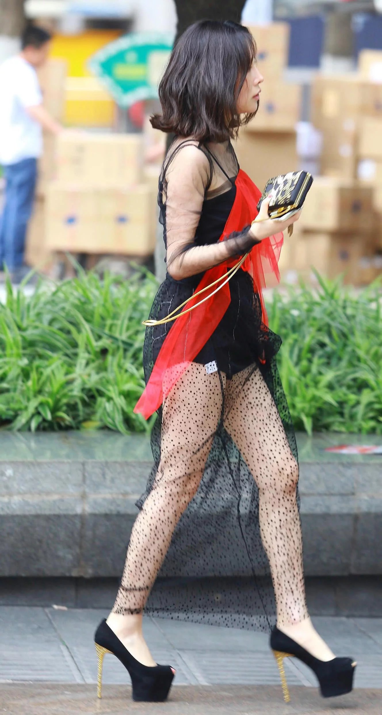 紧身短裤勾勒出浑圆的臀部线条，珠圆玉润，透明轻纱尽显狂放不羁