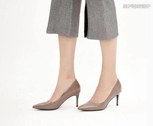 尖头修饰脚型线条，高跟鞋上脚显优雅女人味
