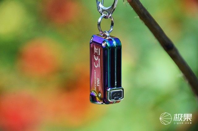 NITECORE TINI 炫彩钥匙灯上手，外表酷炫 无惧黑暗