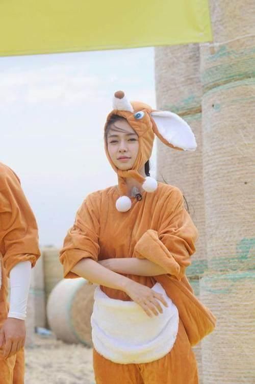 当女星穿上“连体裤”, 杨颖热巴像个“袋鼠”, 关晓彤时髦到飞起