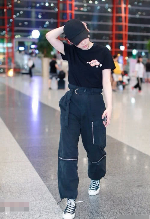 欧阳娜娜终于不再保守了?大方秀出美腿,是“腿精”没错了