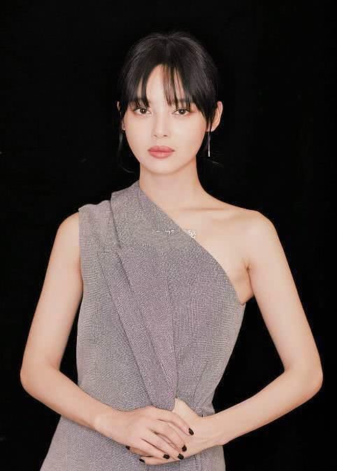 当43岁佘诗曼撞上32岁辛芷蕾，终于明白了女人的美丽与年龄无关!