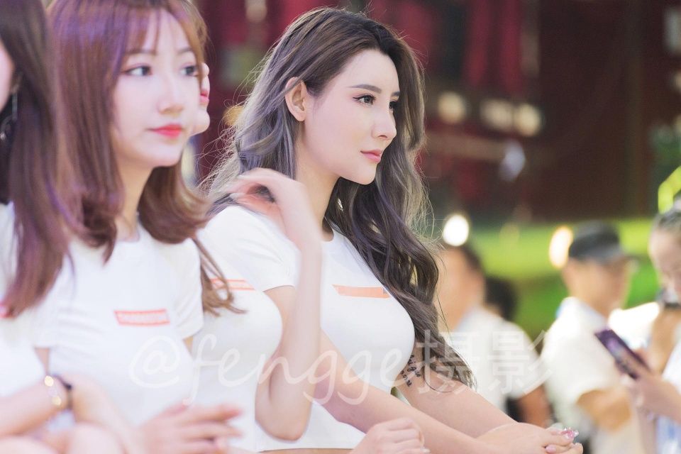 身材绝好的美女，一头大波浪魅力无限