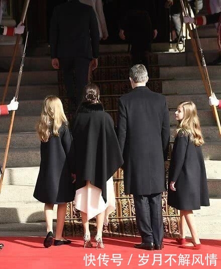  莱昂诺尔：西班牙王后一家四口美如画！两位小公主美如双胞胎，王后斗篷太酷