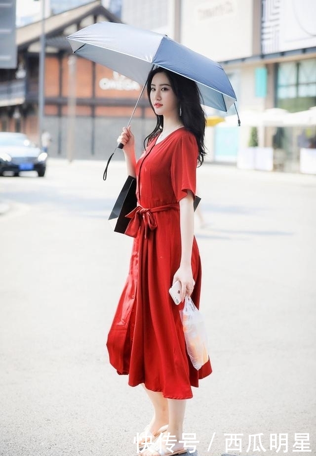  气质■街拍：美女的性感大长腿很是吸睛，优雅气质也甚是迷人