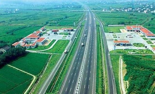 中国首条不限速高速公路诞生, 全程随便跑, 土豪: 总算没白等
