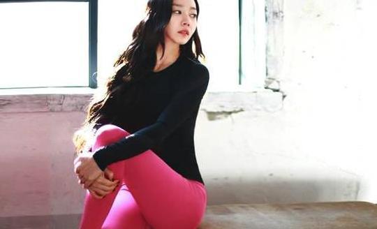 路人街拍:精致秀气的紧身打底裤小姐姐,显现得迷人有气质!