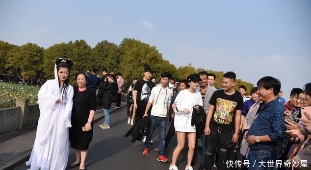 白娘子现身西湖断桥 游客争相与她合影 称这次没白来