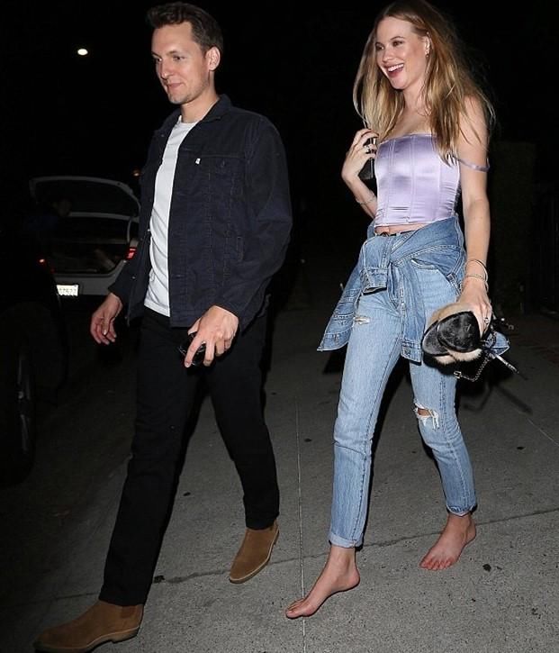 维密超模手拿高跟鞋光脚现身路边，一件淡紫色吊带衫夺人眼球