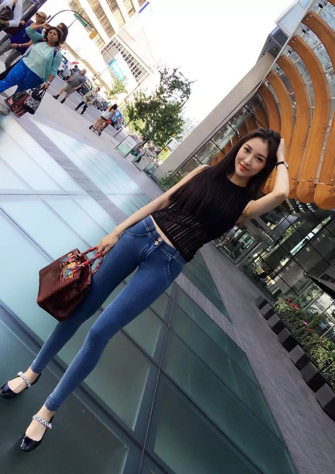 绽放青春的牛仔裤美女，高尚中彰显时髦，尽显女人之美