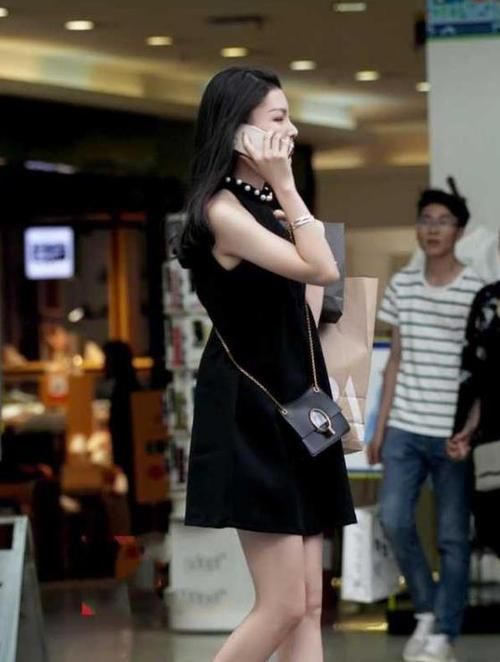 「风范」街拍:倾城倾国的美女,一件白色的长款外套,时尚女神风范