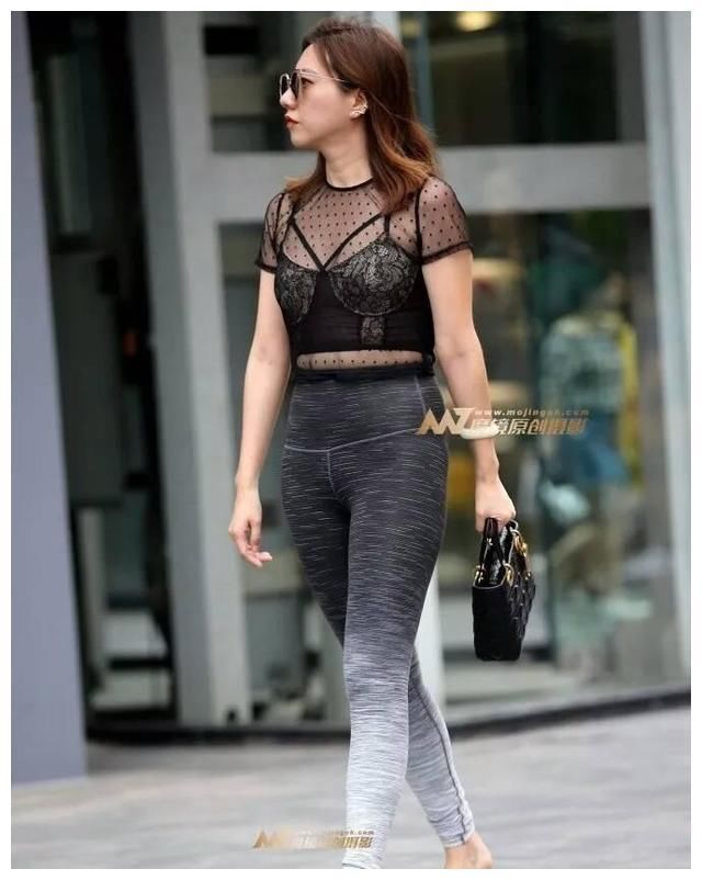街拍：小姐姐穿瑜伽裤出街，身形完美至极，充满了运动活力