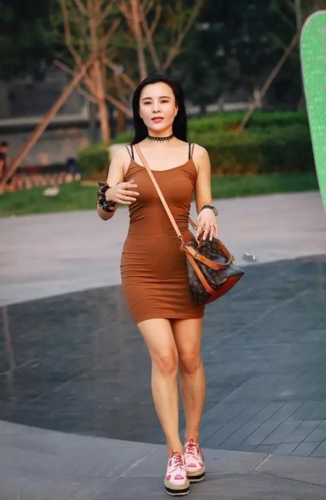 街拍：腰细臀肥，标准好身材