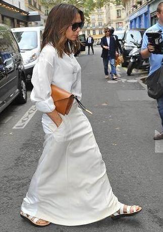 贝嫂罕见穿平底鞋出街, 衣撑着品差到全靠颜值撑着, 网友一言难尽