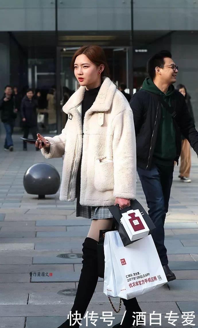  『表达自己』街拍：把高筒靴穿出高级感的美女