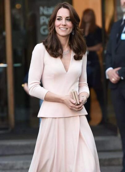 凯特王妃穿着大胆：蕾丝礼服若隐若现，英国女王该着急！