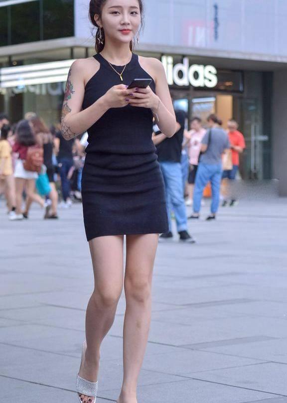 街拍美女：包臀裙打造出美丽腿部线条，十足女人味！